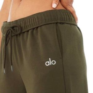 NEW DARK OLIVE ALO YOGA ACCOLADE SWEATPANTS